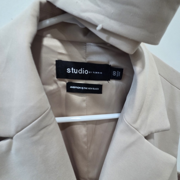 Studio Women's Cream Sleeveless Blazer - Picture 4 of 8